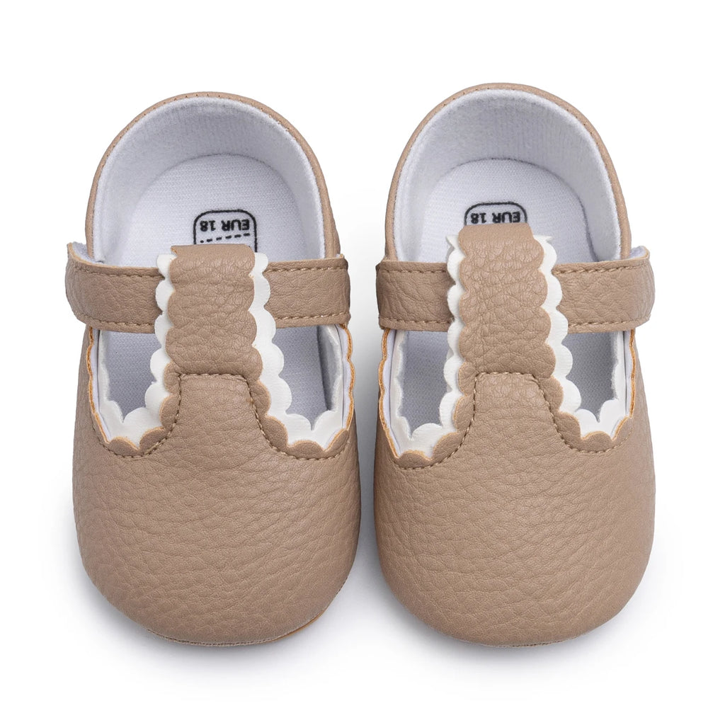Flexible beige shoes for pre-walker girls