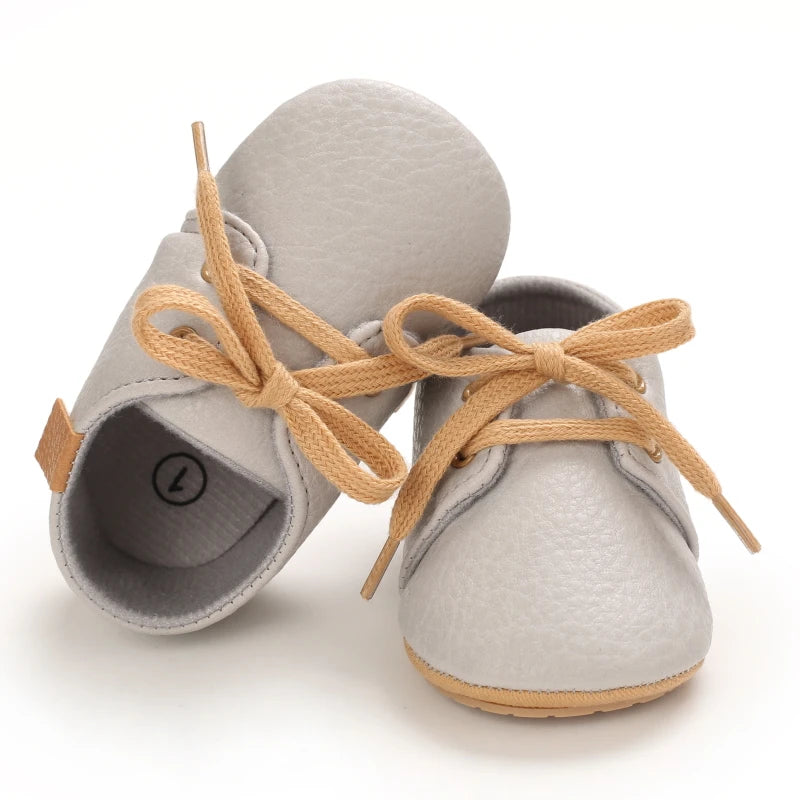 Grey baby shoes with breathable material